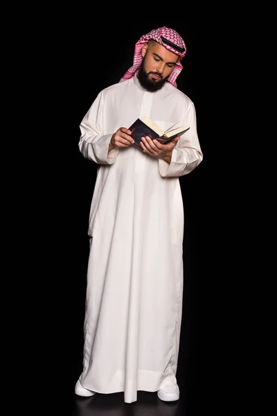 Hombre musulmán leyendo quran — Foto de Stock