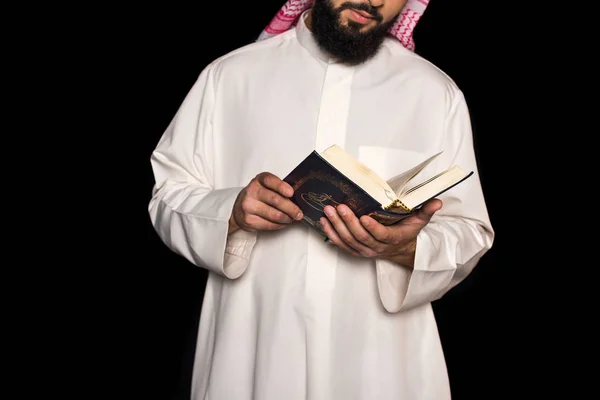 Muslim man reading quran — Stock Photo, Image