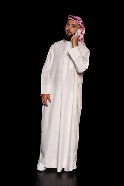 Muslim pria berbicara melalui telepon — Stok Foto