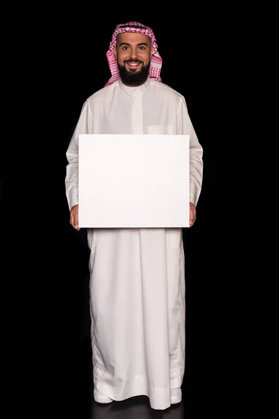 Hombre musulmán sosteniendo tablero en blanco — Foto de Stock