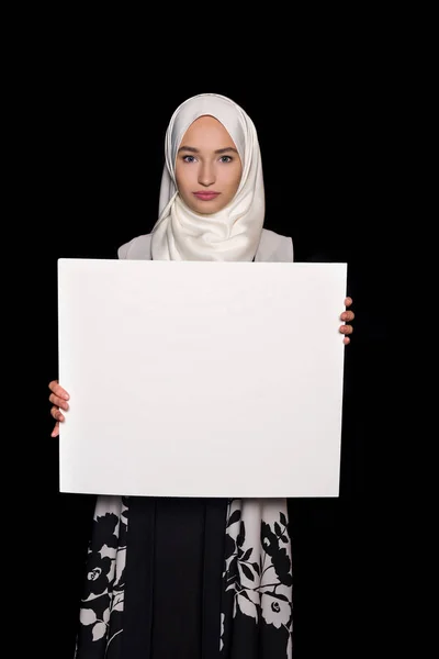 Mulher muçulmana segurando placa em branco — Fotografia de Stock