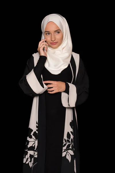Müslüman kadın telefonla konuşuyor — Stok fotoğraf