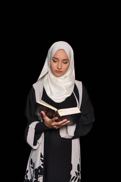 muslim woman reading quran
