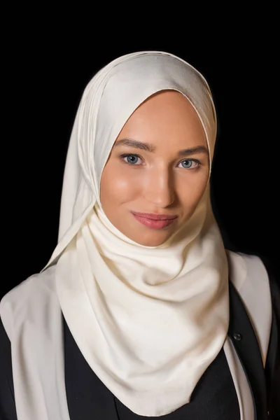 Mujer musulmana en hijab — Foto de Stock