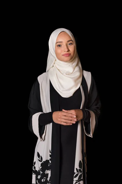 Mujer musulmana vestida con ropa tradicional — Foto de Stock
