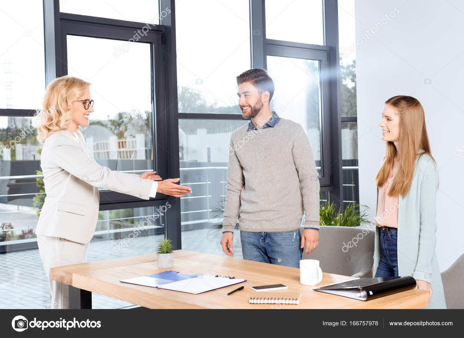 Young couple and psychologist — Free Stock Photo © IgorVetushko 166757978