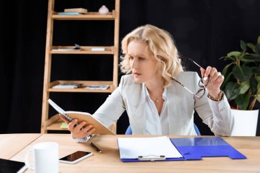 işkadını gözlük ve defter