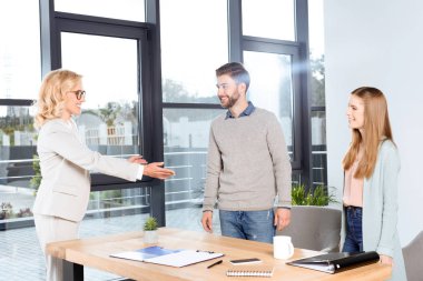 Genç çift ve psikolog