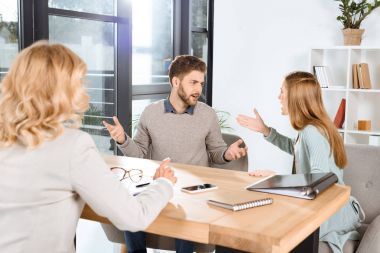 Genç çift ve psikolog