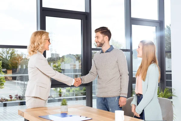 Junges Paar und Psychologe — Stockfoto