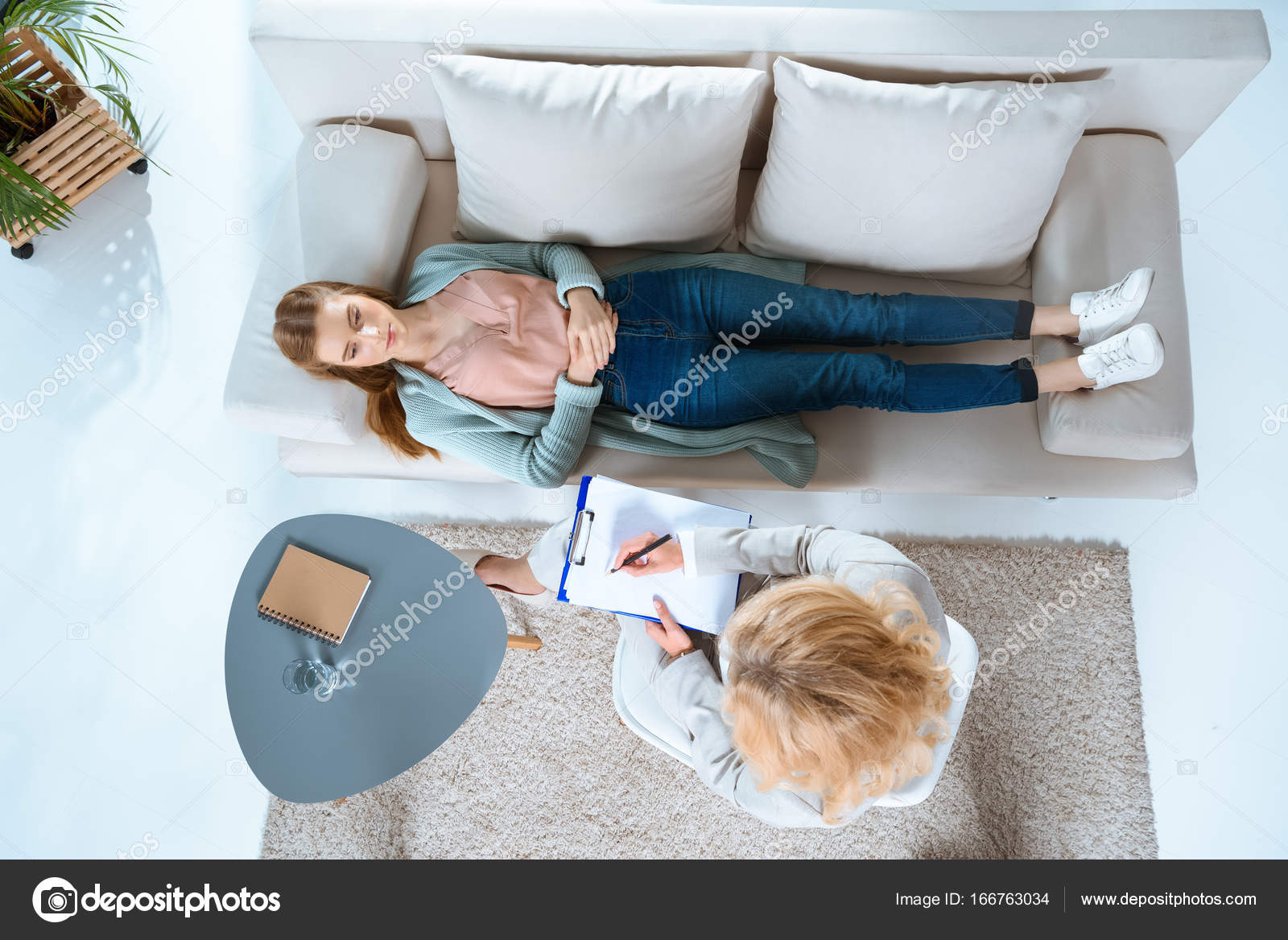 Psychologist and patient at therapy  Stockfotografie lizenzfreie