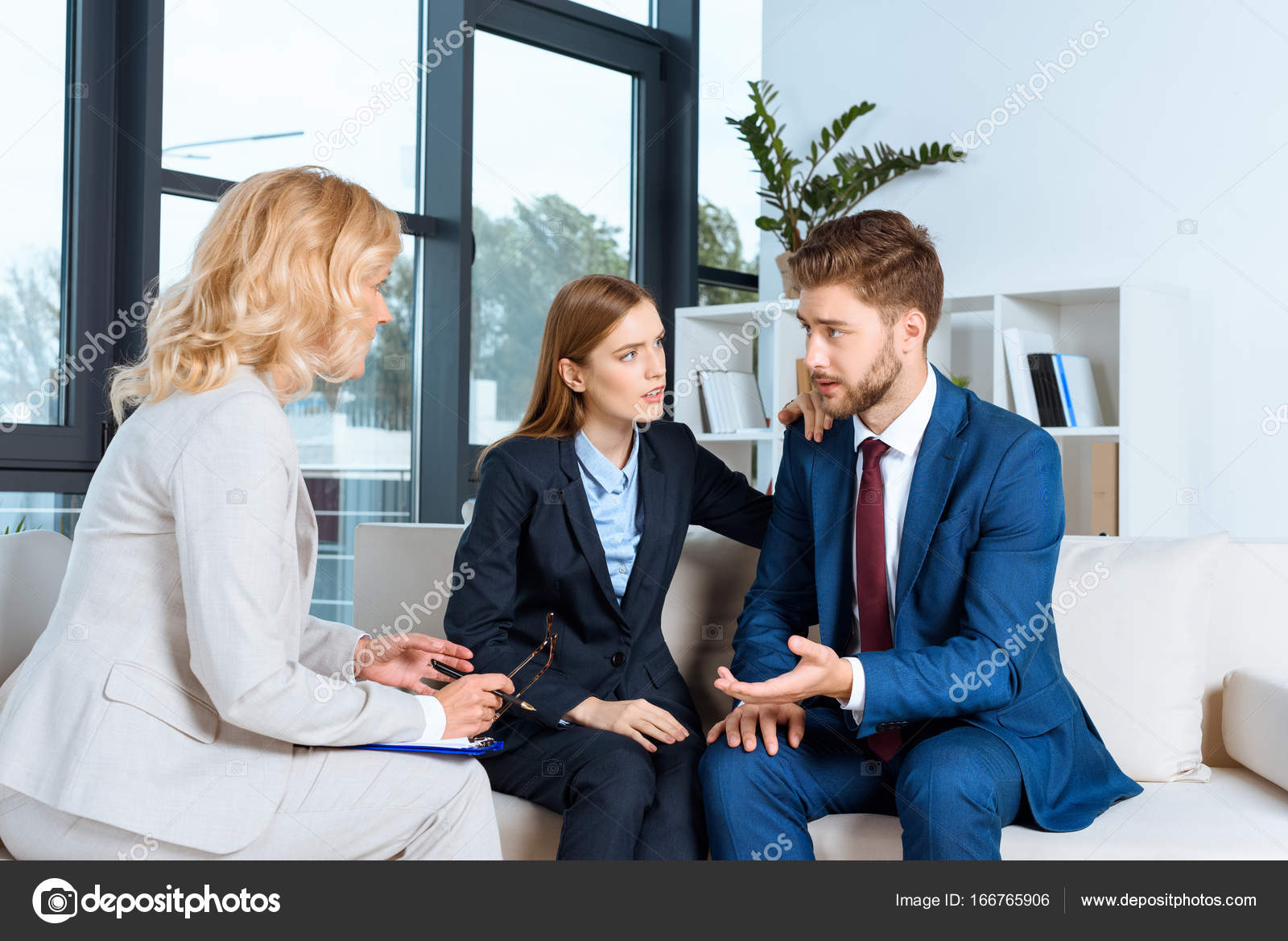 Young couple and psychologist — Free Stock Photo © IgorVetushko 166765906