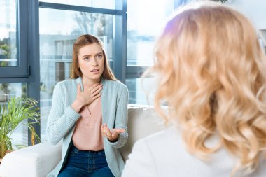 psikolog ve hasta terapi