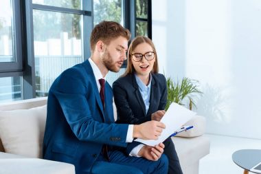 Kağıtları tartışırken iş adamları