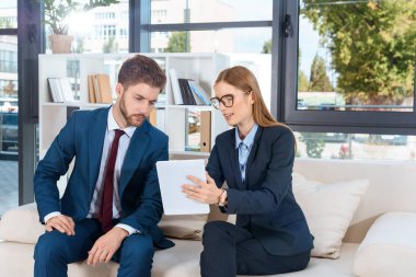 iş adamları ile dijital tablet