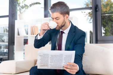 işadamı kahve içme gazete ile