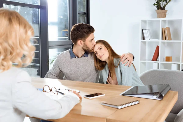 Joven pareja y psicólogo — Foto de Stock