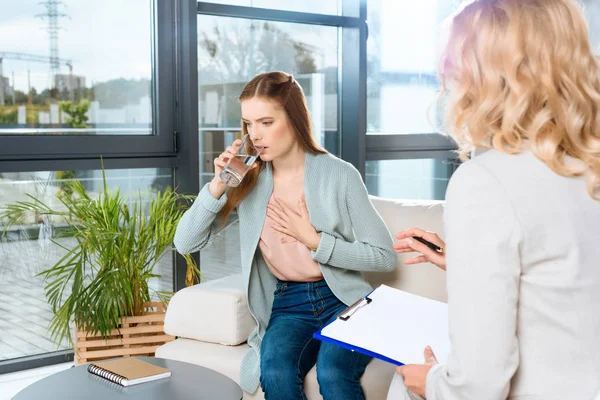 Psicólogo y paciente en terapia — Foto de Stock