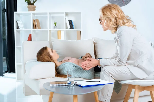 Psicólogo y paciente en terapia — Foto de Stock