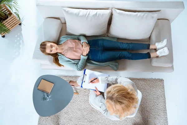 Psychologist and patient at therapy — Stock Photo, Image