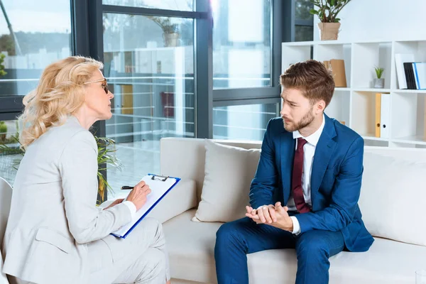 Psicólogo y paciente en terapia — Foto de Stock