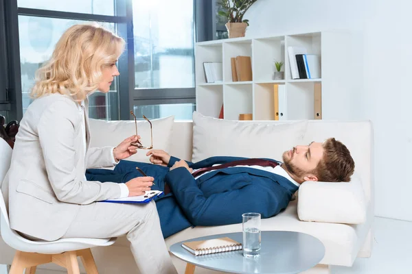 Psicólogo y paciente en terapia — Foto de Stock