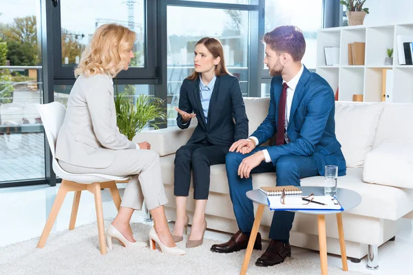 Genç çift ve psikolog