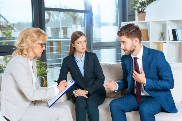 Genç çift ve psikolog