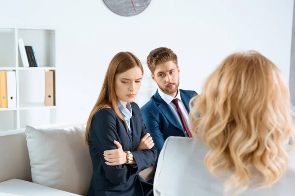 Joven pareja y psicólogo — Foto de Stock