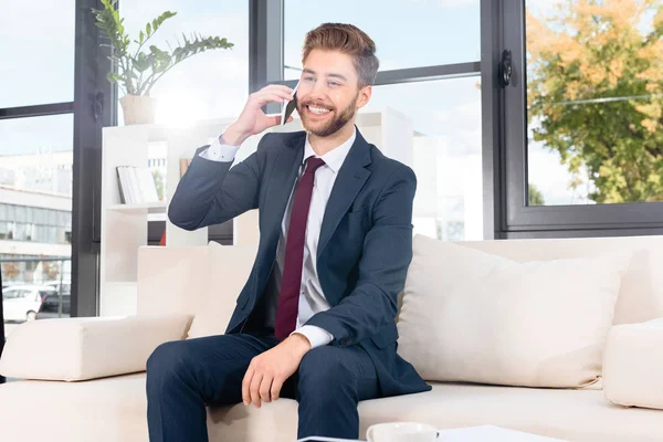 Affärsman talar på smartphone — Stockfoto