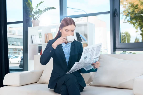 Donna d'affari con giornale bere caffè — Foto Stock