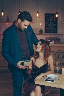 kız adam sunan hediye