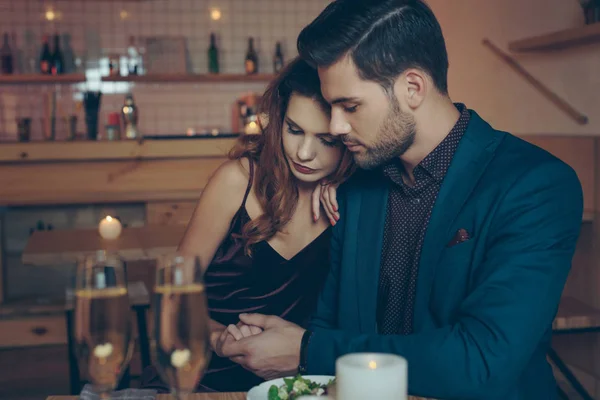 Pareja teniendo una cena romántica —  Fotos de Stock