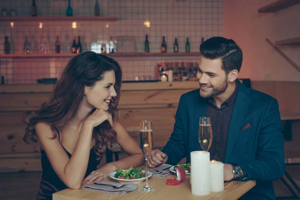 Pareja teniendo una cena romántica — Foto de Stock