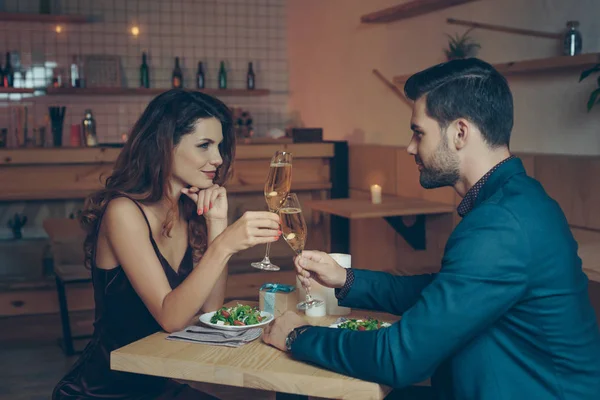 Couple with glasses of champagne — Stock Photo, Image