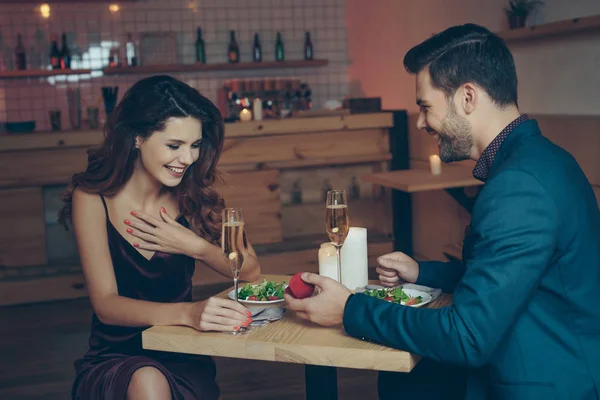 Man proposing to girlfriend — Stock Photo, Image
