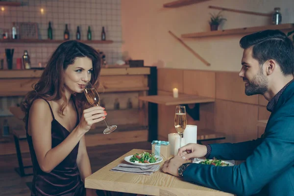 Pareja teniendo una cena romántica — Foto de Stock