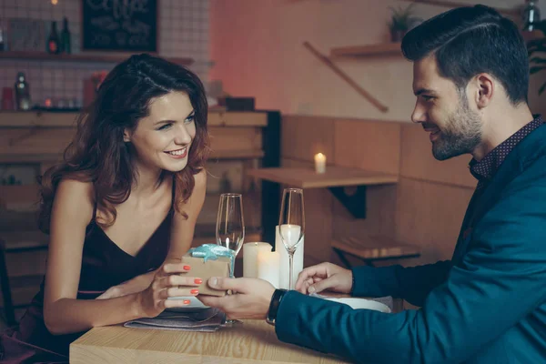 Hombre presentando regalo a novia — Foto de Stock