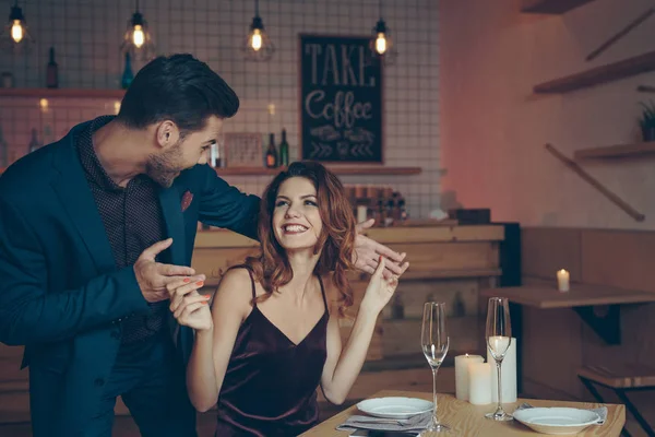 Hombre sorprendente mujer — Foto de Stock