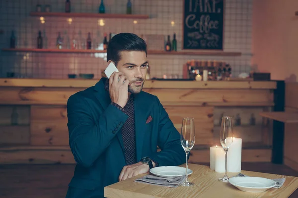 Hombre hablando en smartphone — Foto de Stock