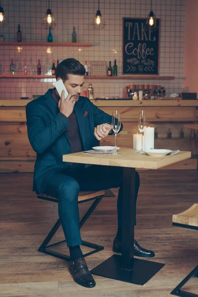 Hombre hablando en smartphone — Foto de Stock