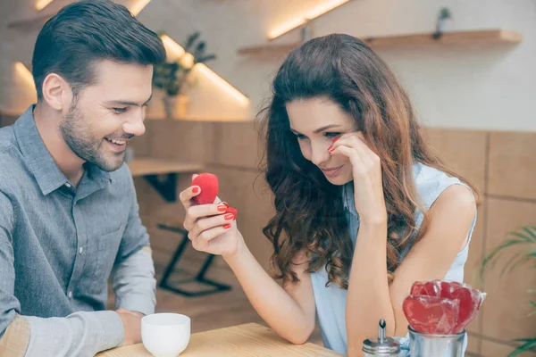 nişan yüzüğü ile duygusal kadın 