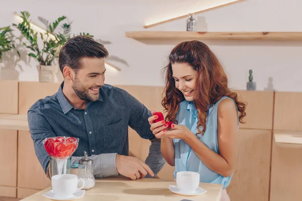 Mujer feliz con anillo de compromiso — Foto de Stock