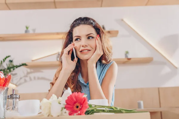 Woman talking on smartphone — Stock Photo, Image