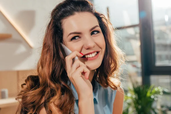 Akıllı Telefonla Konuşan Kadın