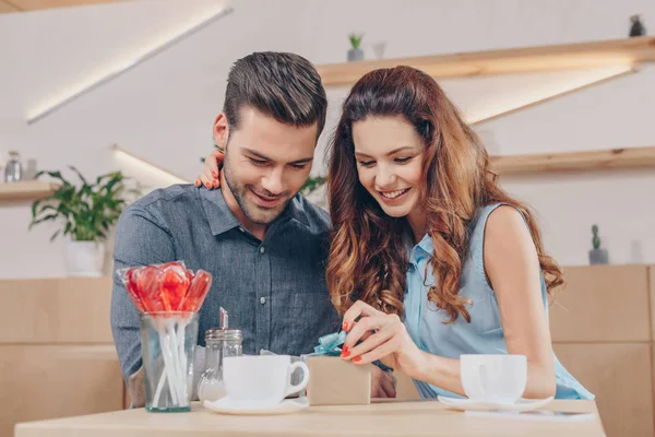 Kvinnans öppningspresent — Stockfoto