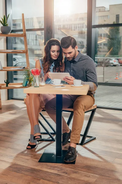 Couple utilisant la tablette dans le café — Photo