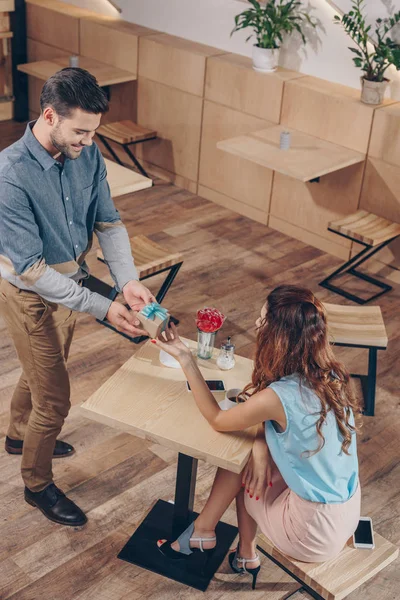 Man geeft cadeau aan vrouw — Gratis stockfoto