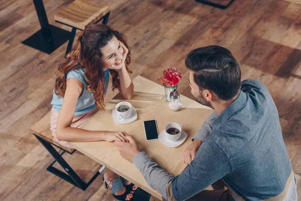 Пара зустрічається в кафе — стокове фото