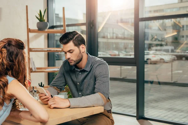 Mann benutzt Smartphone — Stockfoto